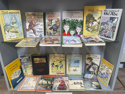 904886 Afbeelding van een kastje met vertaalde boeken van de Utrechtse schrijver en onderwijzer W.G. van de Hulst ...